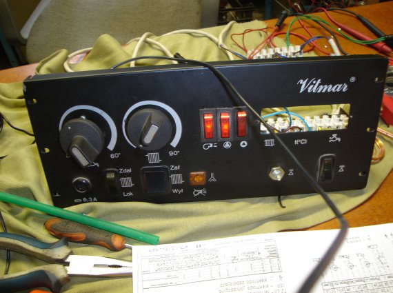 sterownik VSG-04 w trakcie wymiany termostatów,przekaźników